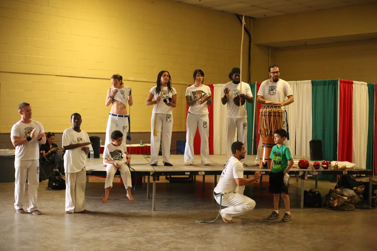 Decenas de asistentes disfrutaron del talento de artistas hispanos en el “Festival de Mayo” en la capital de Texas.