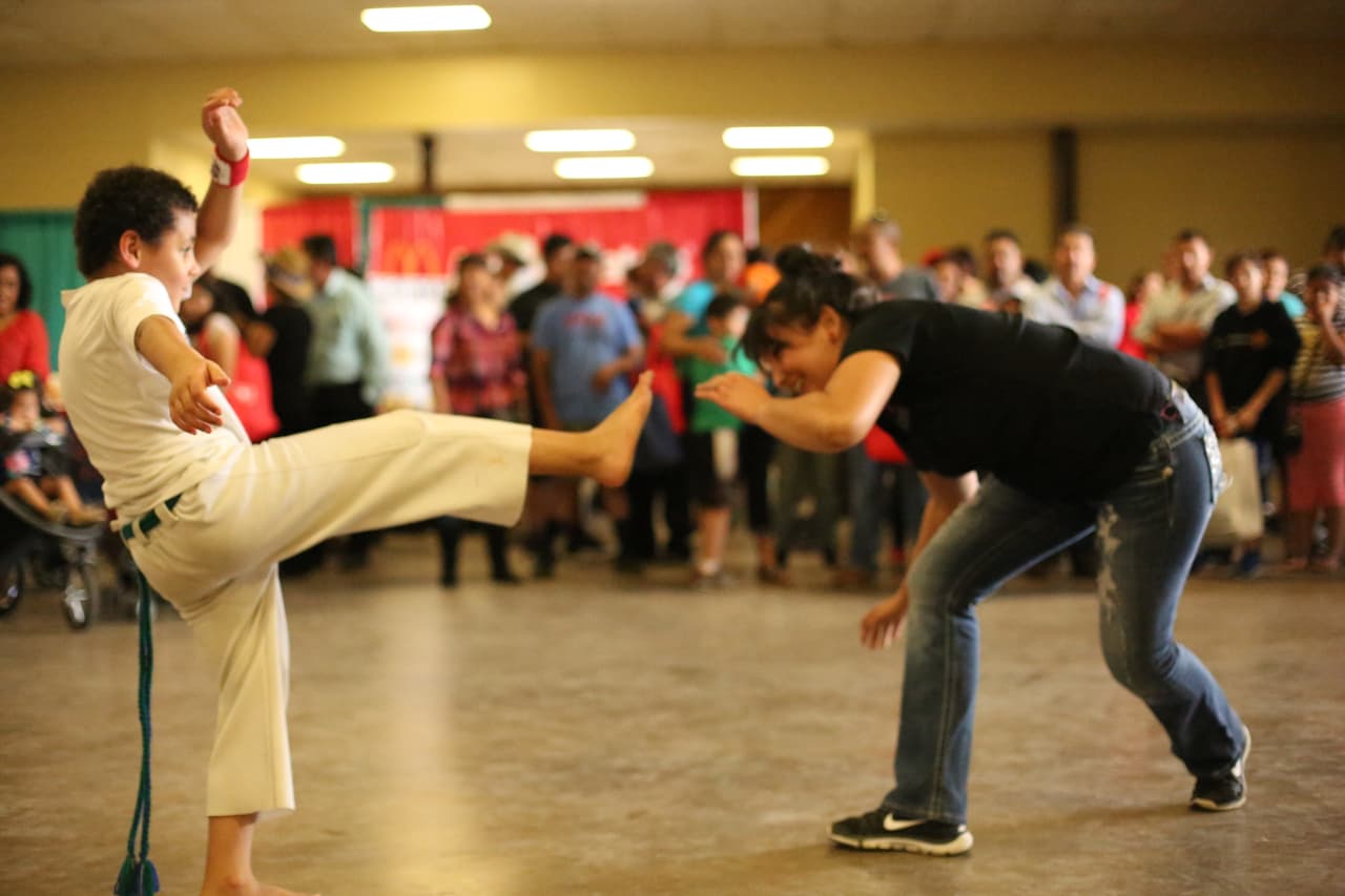 Decenas de asistentes disfrutaron del talento de artistas hispanos en el “Festival de Mayo” en la capital de Texas.
