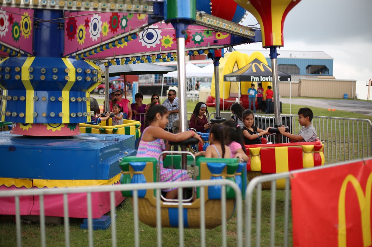 Decenas de asistentes disfrutaron del talento de artistas hispanos en el “Festival de Mayo” en la capital de Texas.