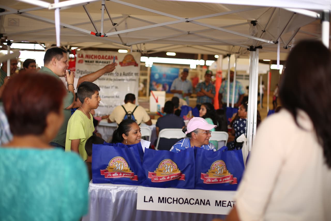 Decenas de asistentes disfrutaron del talento de artistas hispanos en el “Festival de Mayo” en la capital de Texas.
