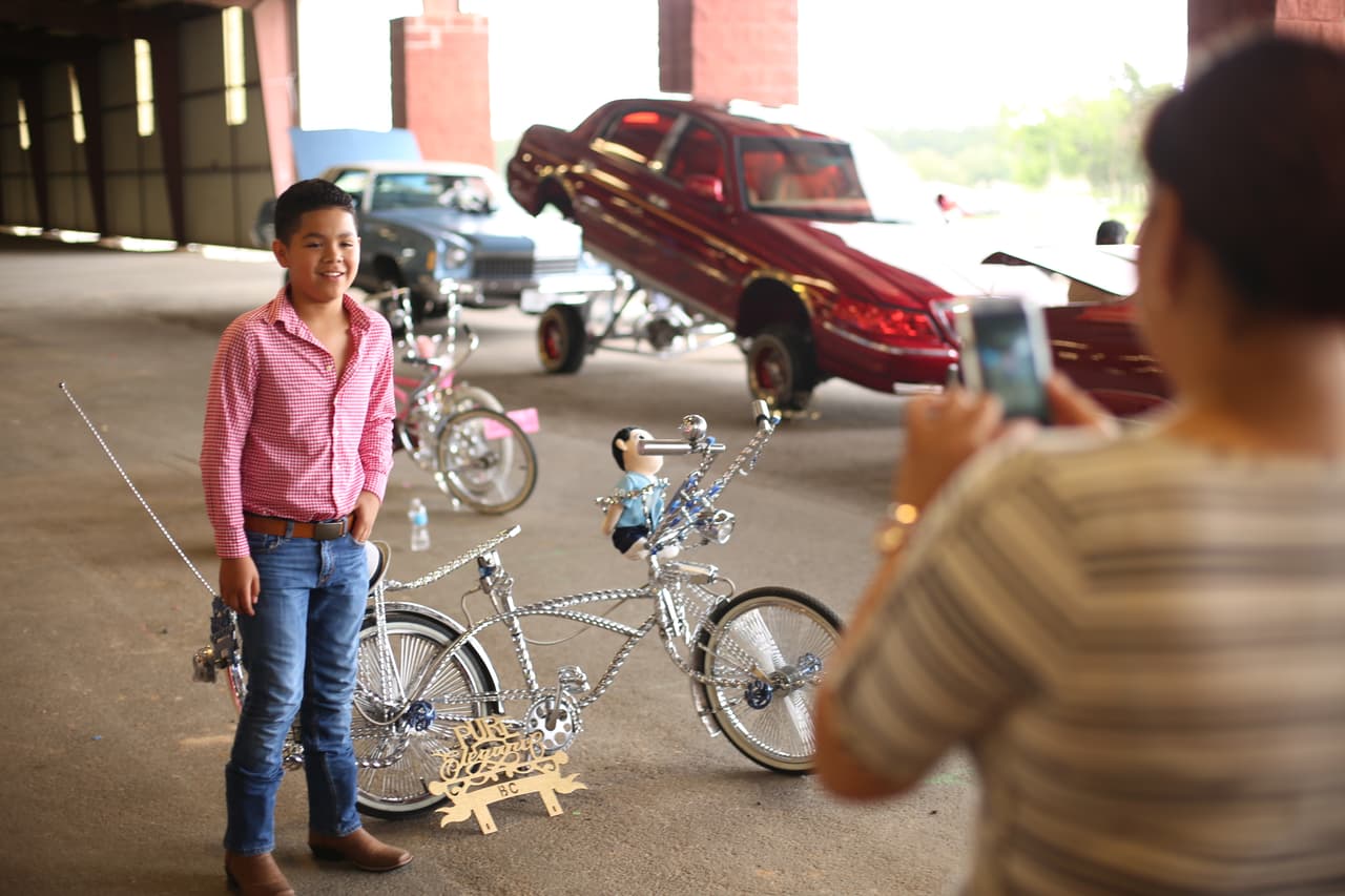 Decenas de asistentes disfrutaron del talento de artistas hispanos en el “Festival de Mayo” en la capital de Texas.