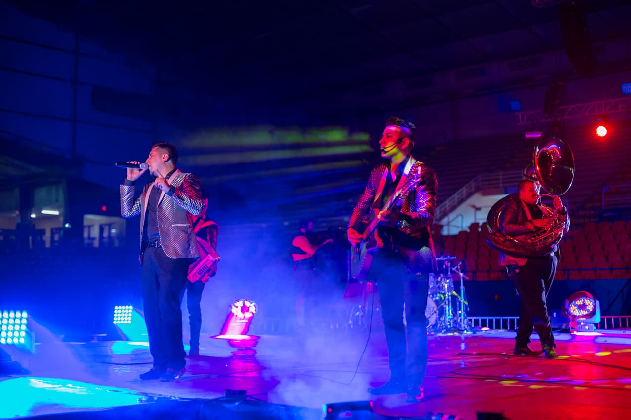 Decenas de asistentes disfrutaron del talento de artistas hispanos en el “Festival de Mayo” en la capital de Texas.