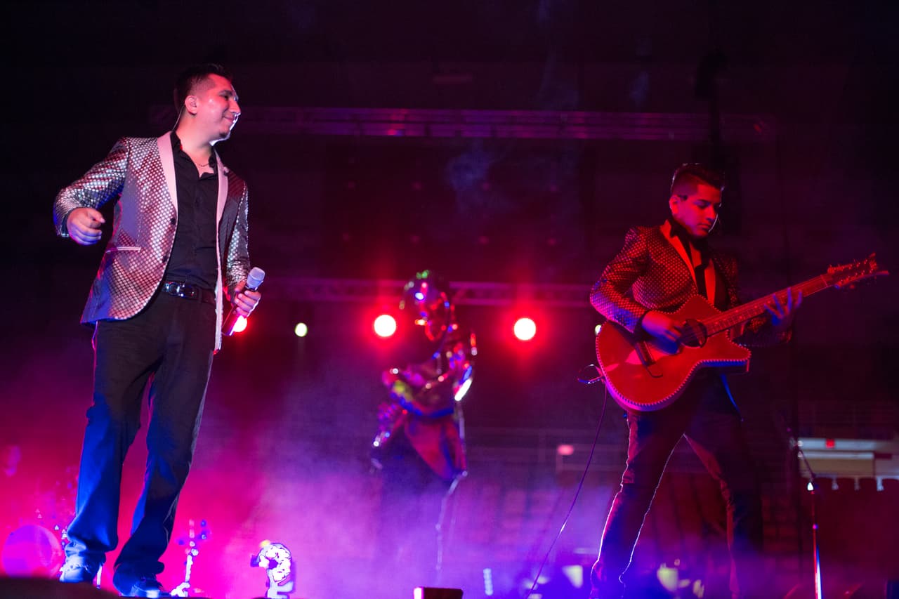 Decenas de asistentes disfrutaron del talento de artistas hispanos en el “Festival de Mayo” en la capital de Texas.