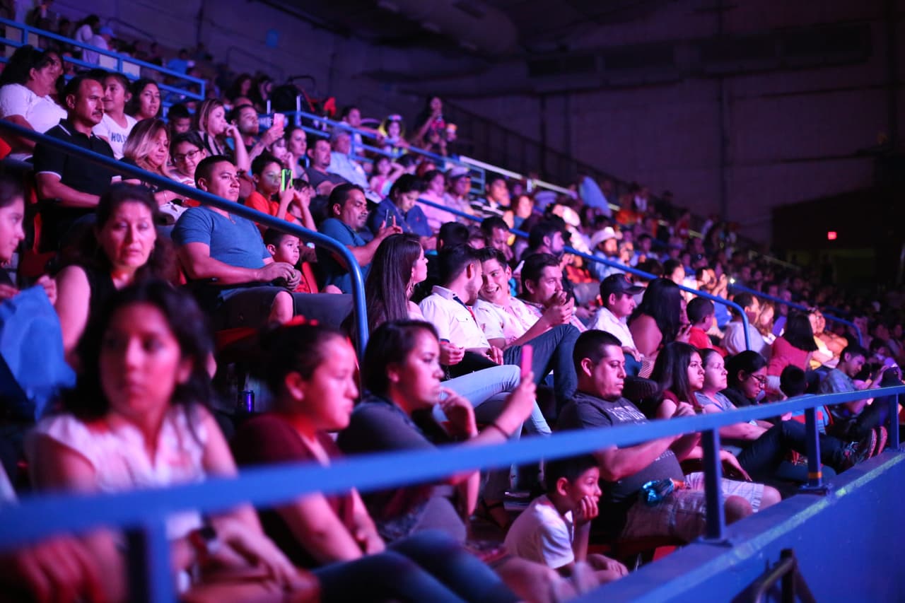 Decenas de asistentes disfrutaron del talento de artistas hispanos en el “Festival de Mayo” en la capital de Texas.