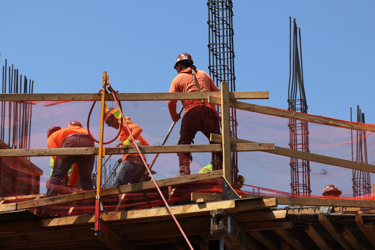 Senadores republicanos proponen aumentar el salario mínimo y garantizar que no lo reciba mano de obra ilegal