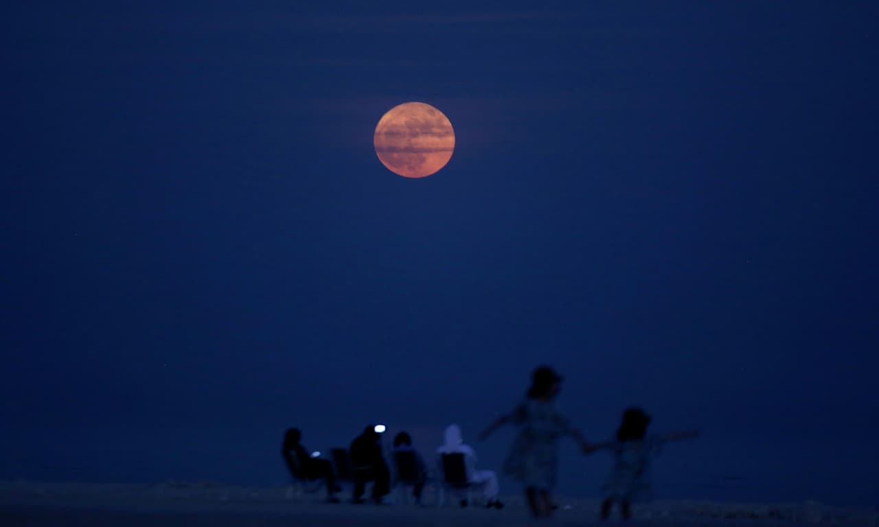 Espectadores observan el fenómeno desde Kuwait City, Kuwait, el 14 de noviembre.