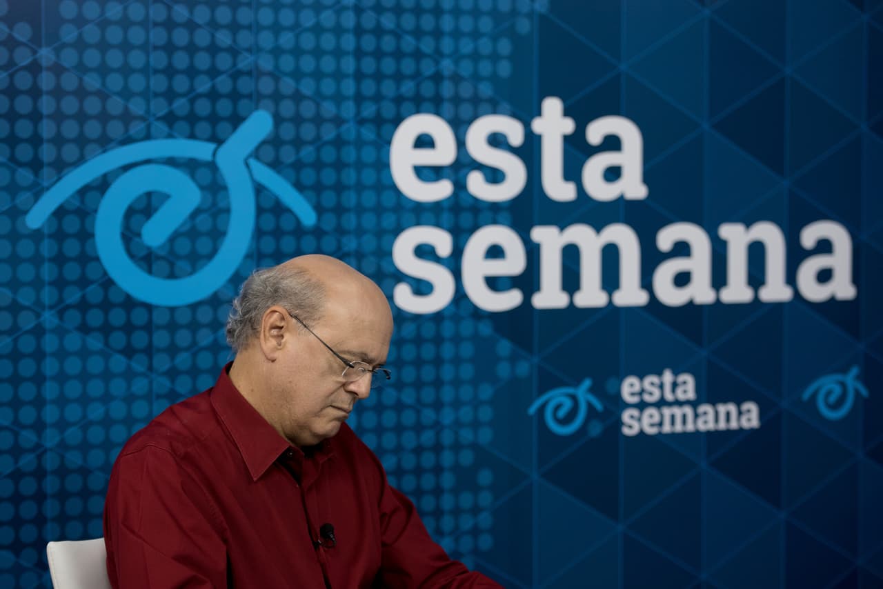 Carlos Fernando Chamorro on the set of his TV show 'This Week' (Esta Semana)