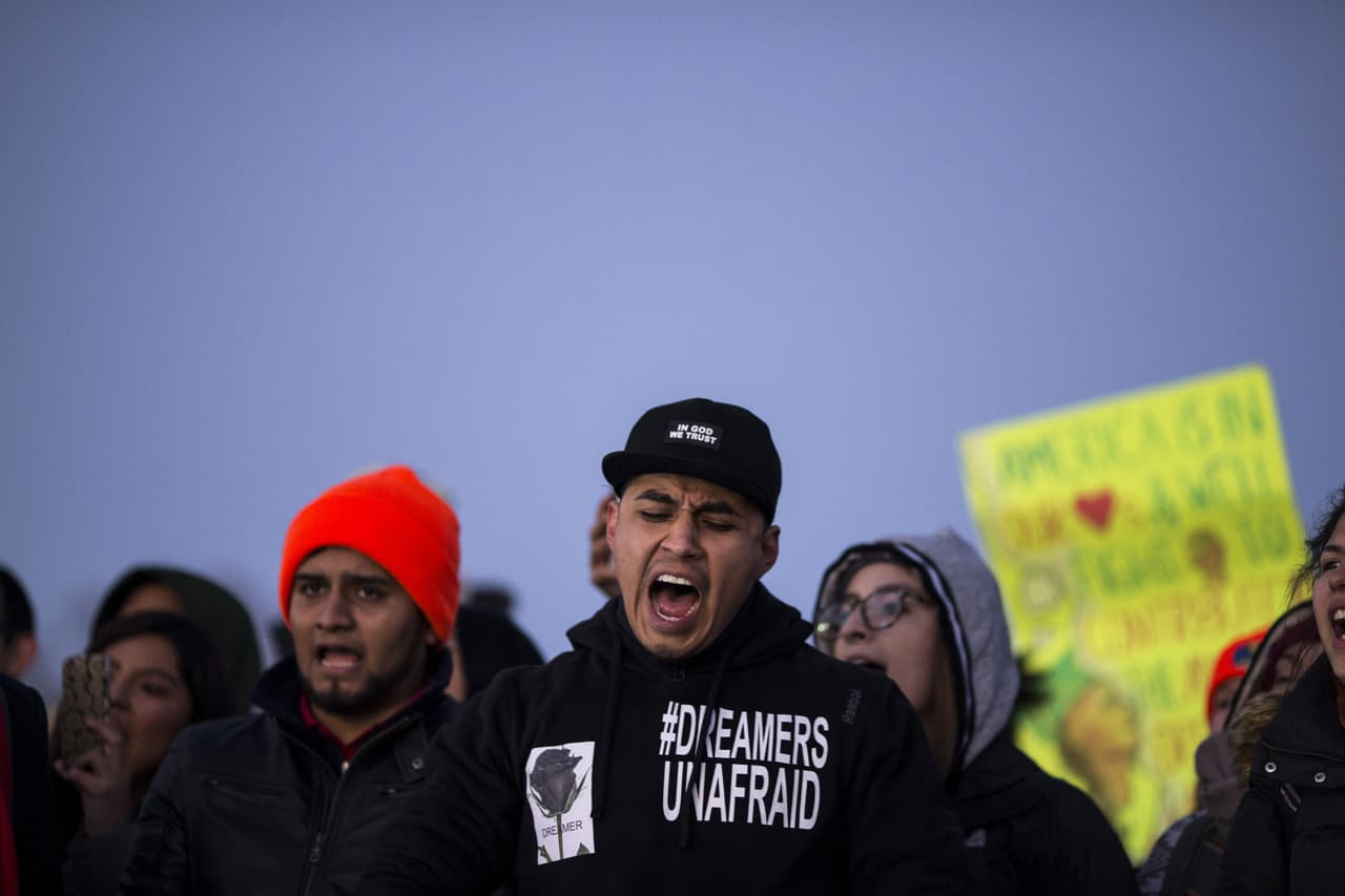 El experto dice que a muchos jóvenes se les olvida firmar la aplicación y poner la fecha. Con esos errores puede tomar meses para que el Servicio de Inmigración la regrese, por lo que el trámite se retrasa.