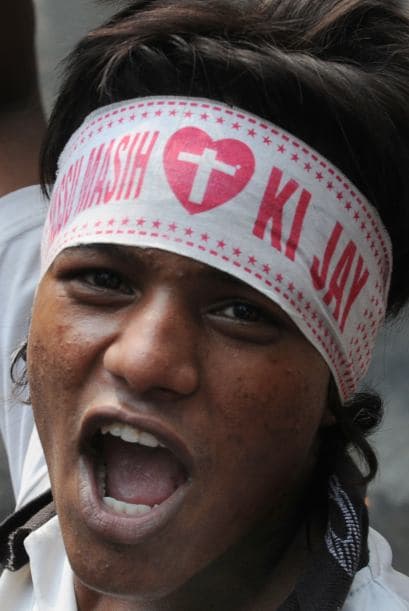 Pakistán amaneció conmocionado por la peor matanza cometida por los talibanes contra la comunidad cristiana, que costó la vida a más de ochenta personas y pone en jaque la estrategia de diálogo del Gobierno con los radicales. El último recuento ha elevado a 82 el número de fallecidos, que aún puede subir dado el estado crítico de varios de los más de 140 heridos ingresados en hospitales de la localidad noroccidental de Pesháwar, en una de cuyas iglesias se produjo la masacre. "No teníamos palabras ante el horror que teníamos delante", explicó hoy a Efe el director de la Liga Interconfesional de Pakistán (APIL), el cristiano Sayid Ishaq, quien visitó ayer junto a diversas autoridades regionales a las víctimas hospitalizadas. "No es solo un atentado contra nuestra minoría, sino también contra la humanidad de este país", dijo Ishaq, quien calificó la situación tras el ataque "como la peor sufrida hasta ahora por los cristianos paquistaníes".