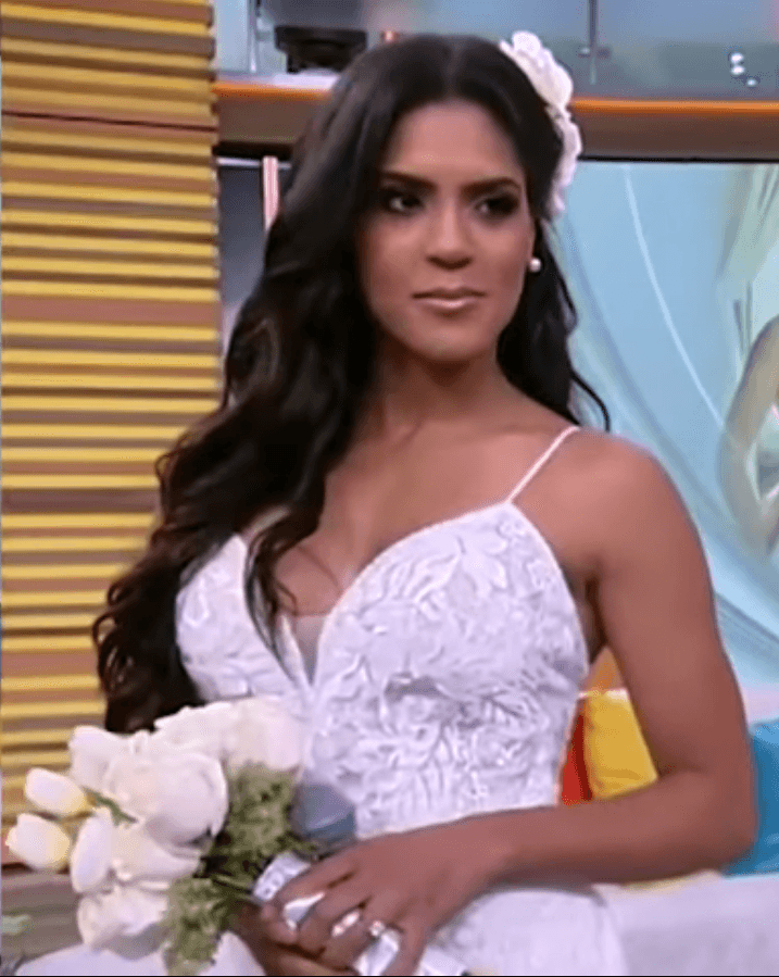 El cabello suelto con un medio recogido complementó la vestimenta y causó opiniones dividas entre los presentes en el show como en redes sociales.