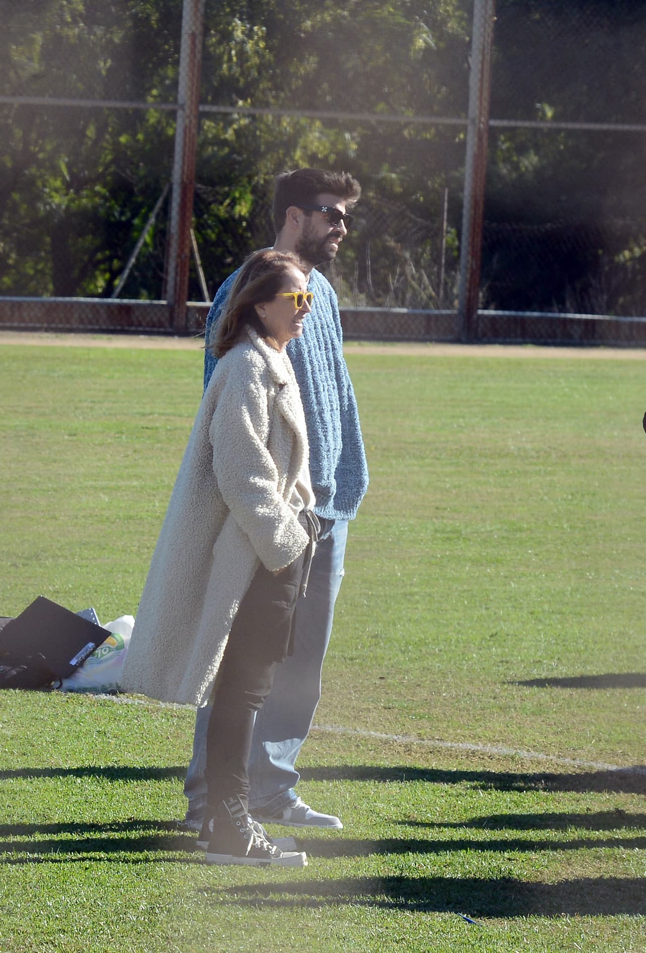 Piqué llegó acompañado de sus padres, quienes tampoco saludaron a Shakira. 
<br>