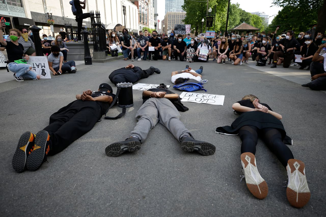 Manifestantes se acuestan boca abajo durante una protesta contra la brutalidad policial en el céntrico parque Boston Common, representando a George Floyd durante su detención por la policía de Minneapolis. Floyd fue inmovilizado por cuatro agentes; uno de ellos, Dereck Chauvin,
<b><a href="https://www.univision.com/noticias/justicia/despiden-a-cuatro-policias-tras-video-que-muestra-como-asfixian-al-afroestadounidense-george-floyd-durante-su-arresto">mantuvo su rodilla presionando el cuello del afroestadounidense durante casi nueve minutos</a></b>, a pesar de que varias veces el detenido se quejaba de que no podía respirar.