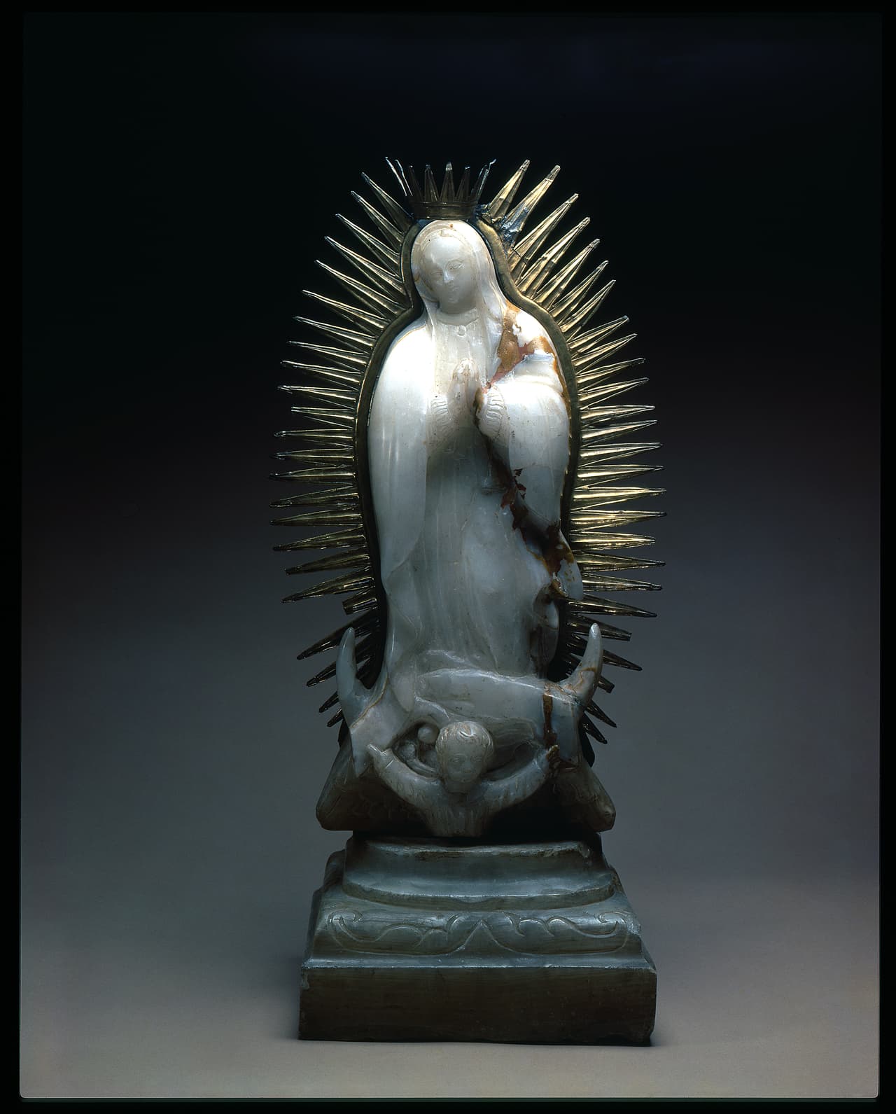 Las pinturas y artefactos pertenecen a varios museos mexicanos, incluyendo el de la Basílica de Guadalupe, y fueron prestados al Bowers Musuem de Santa Monica, California.