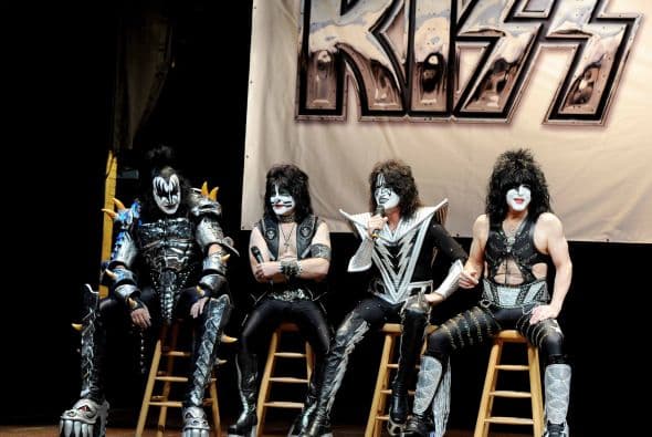 A dos meses de celebrar su entrada en el Hall de la Fama, la banda de rock de todos los tiempos se prepara para la mega gira en Estados Unidos. La extravagante banda anunció en Houses of Blue en Los Ángeles su próxima agenda de conciertos "2014 Heroes Tour' en el país, junto a Def Leppard otra de las súper bandas del género Hard Rock y Heavy Metal.