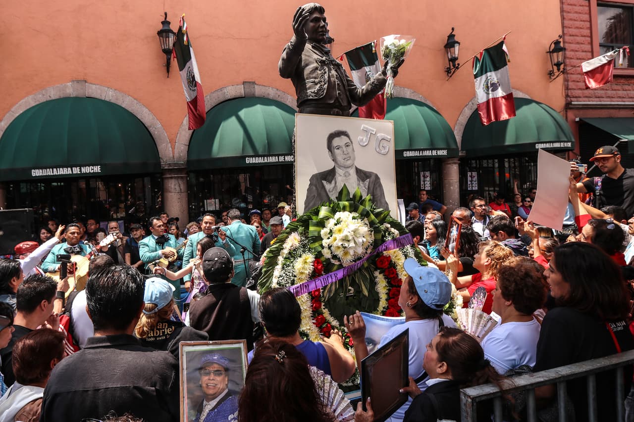Hoy en día, durante su aniversario luctuoso, los seguidores del 'Divo del Juárez' se reúnen en Plaza Garibaldi para cantar sus éxitos y recordarlo como si nunca hubiera partido.