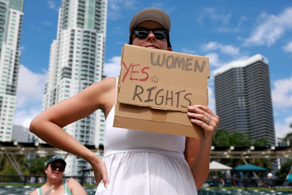 Sean 
<b>madres o no</b>, mujeres como 
<b>Carolina Neri</b> hacen un llamado a votar por mantener el derecho al aborto en Florida. Que cualquier mujer que lo necesite, pueda considerarlo sin que reciba 
<b><a href="https://www.univision.com/noticias/estados-unidos/corte-suprema-florida-permite-vigencia-fuerte-ley-contra-aborto-ultima-palabra-votantes" target="_blank">trato de criminal</a></b>.