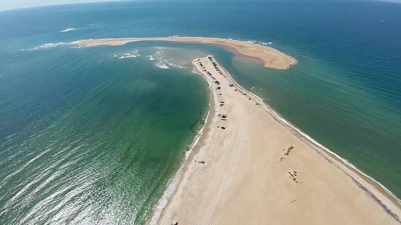 <b>The Outer Banks</b>: El tramo de 200 millas de islas barrera alberga algunas de las playas más hermosas de la nación. Entre paisajes únicos y mucha historia, Outer Banks es una visita obligada en el estado.