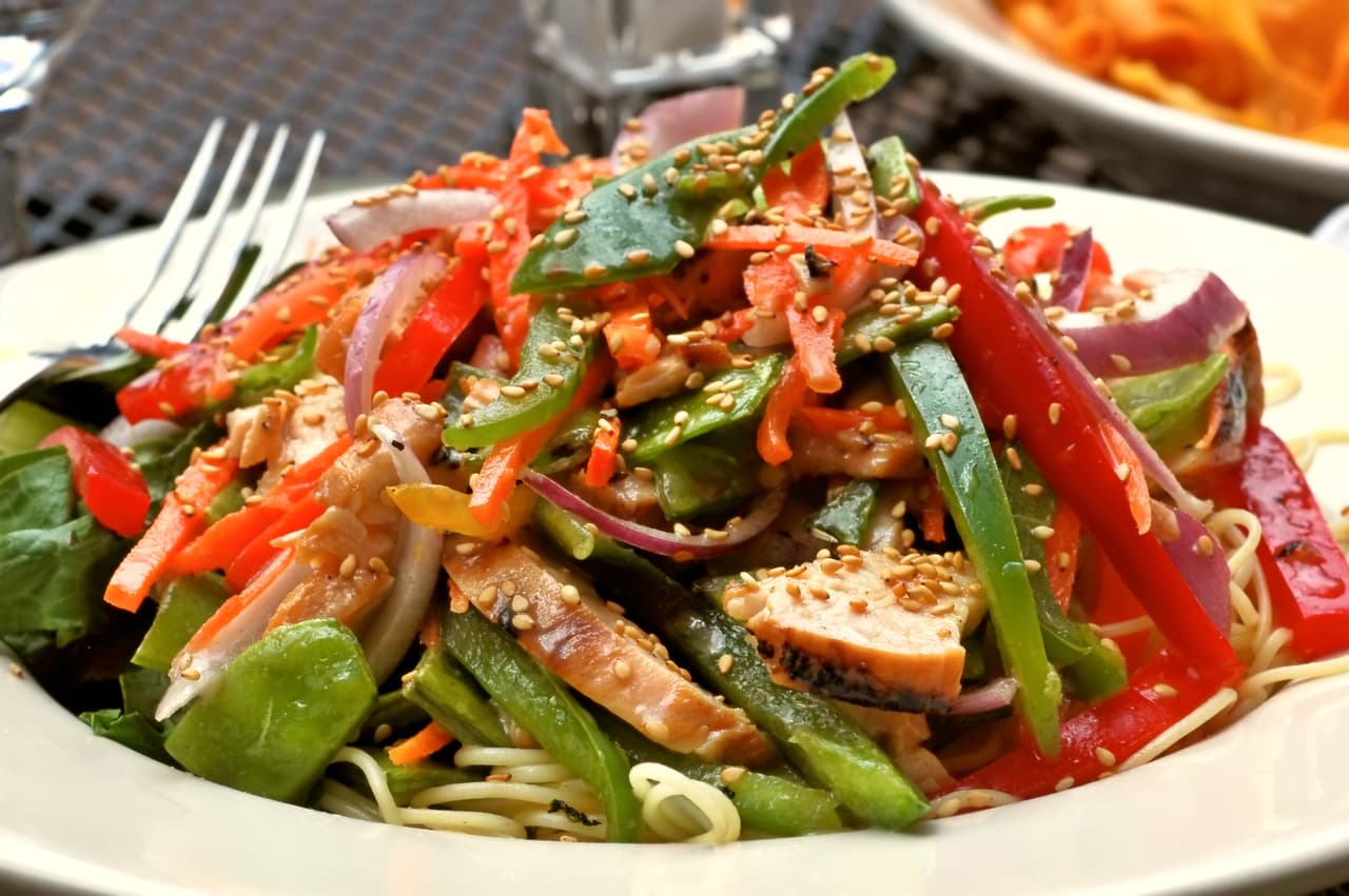<b>Ensalada de pollo chino.</b> Aunque el pollo desmenuzado en frío aparece en varias formas en la cocina tradicional china, las ensaladas de verduras crudas no son comunes.
<br>
<br>Los cocineros estadounidenses desarrollaron numerosos platos fríos ‘orientales’ durante la primera mitad del siglo XX y la ensalada china de pollo de hoy parece haber aparecido por primera vez en California en la década de 1960. 
<br>
<br>El crédito por popularizarla se le da a Sylvia Cheng Wu, quien sirvió la ensalada en su conocido restaurante ‘Madame Wu’ en Santa Mónica.
<br>