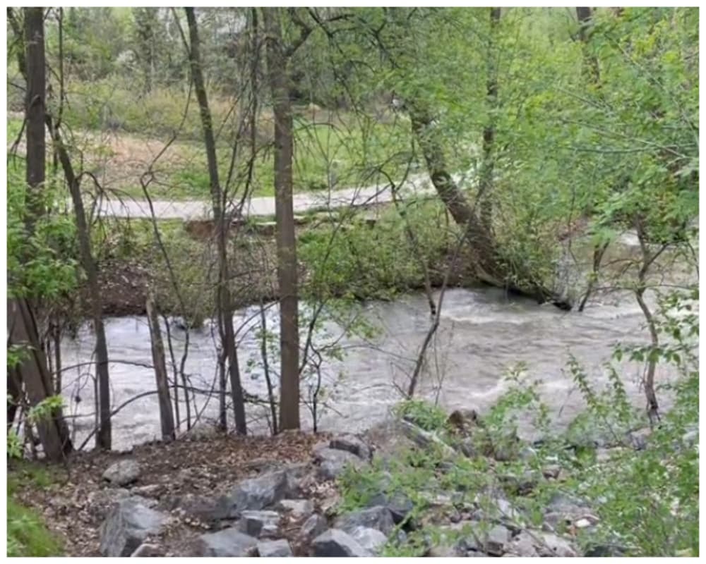 Las autoridades advierten que las aguas de escorrentía y las inundaciones representan un peligro para cualquiera que entre en ellas. Se necesitan 6 pulgadas de agua para derribar a una persona y solo 12 pulgadas para desplazar un vehículo.