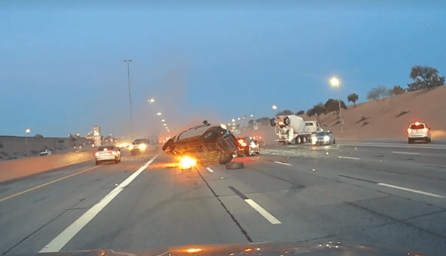 Casi de inmediato, 
<b>debajo de la camioneta comenzó el fuego</b>, producto del impacto. Mientras tanto, el camión siguió avanzando hacia la orilla de la carretera, trayecto en el cual golpeó a varios automóviles más. En total, 
<b>siete se vieron involucrados</b>.