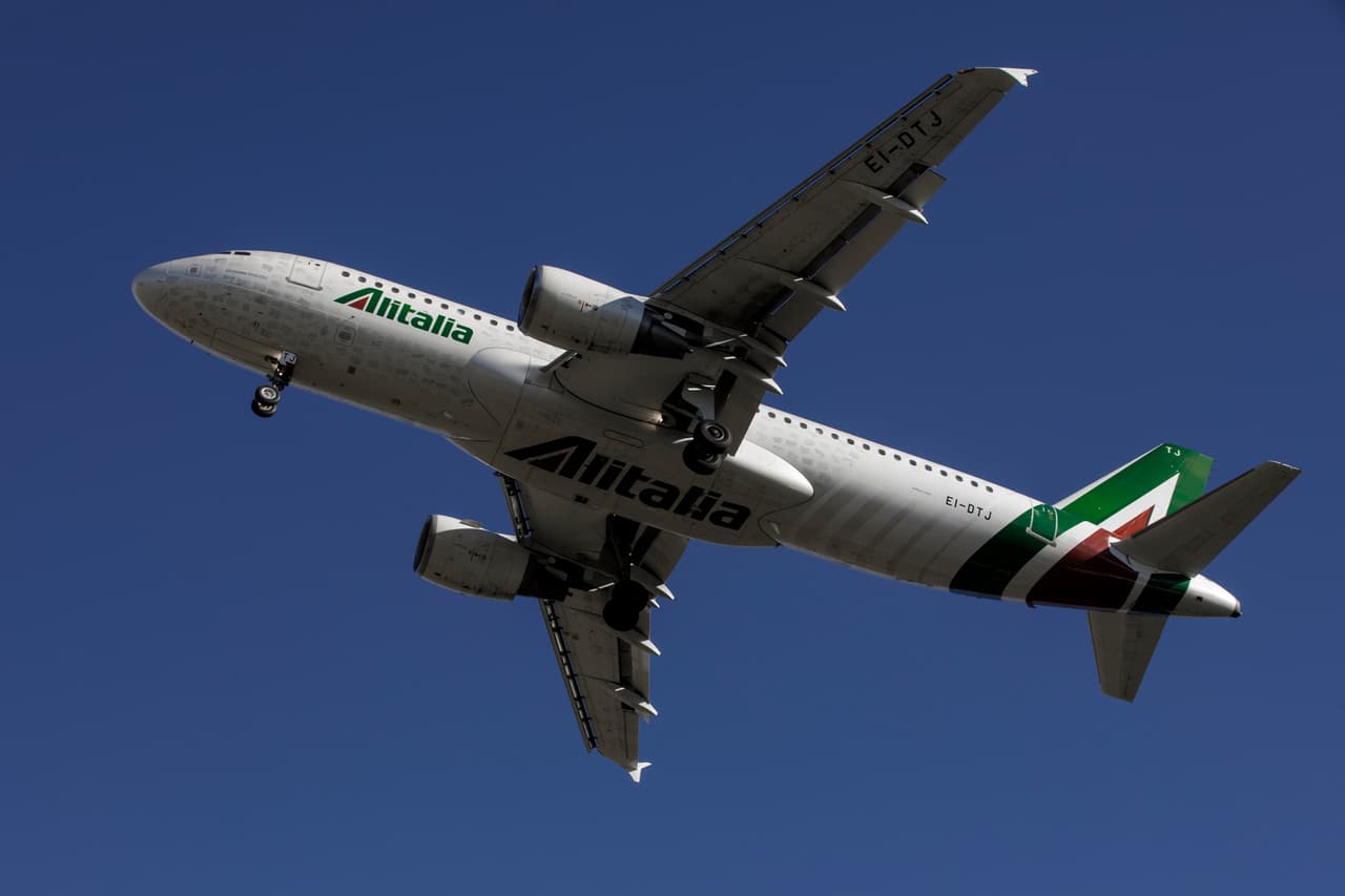<b>Puesto 20. Alitalia.</b> La conocida aerolínea italiana tiene una flota de 98 aviones que van a 69 destinos. OTP (porcentaje de vuelos a tiempo) 82.87%. 
<a href="https://www.oag.com/">La empresa OAG</a>, basada en Reino Unido, recolecta datos de la industria aeronáutica en todo el mundo y utiliza el índice OTP (on time performance) para calificar la eficiencia de las aerolíneas.