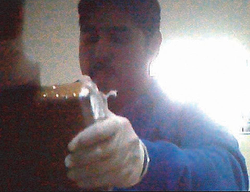 Esta imagen que los fiscales entregaron a la corte muestra a Efrain Antonio Campo Flores manipulando lo que parece un fardo de cocaína. La foto fue tomada por un agente encubierto de la DEA.