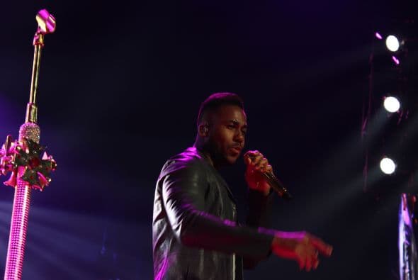 El Rey de la Bachata tuvo casa llena en el Toyota Center este miércoles, ve aquí las mejores imágenes de la noche.