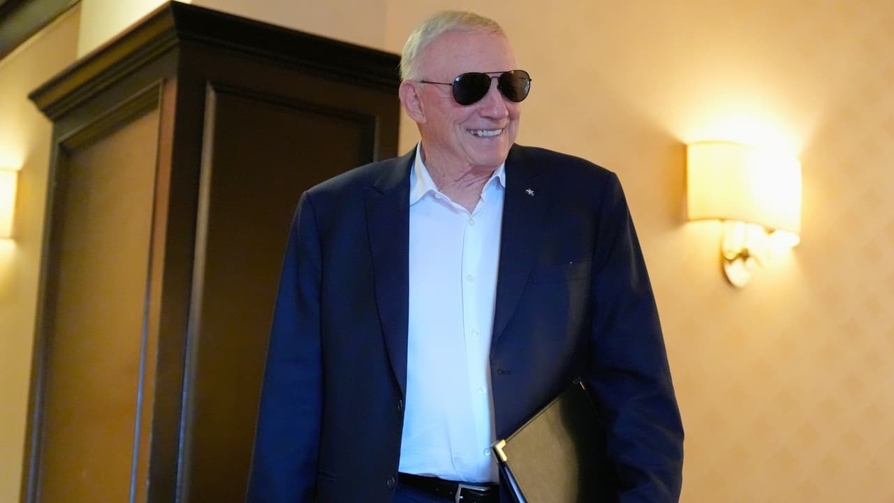 <h3 class="cms-H3-H3">En resumen 🏈 </h3>👉🏻
<b> Jerry Jones ayudó a James:</b> el jugador regresó de Houston a Dallas en el vuelo de la familia Jones.
<br>👉🏻 
<b>Su esposa estaba en labor: </b>James salió rápidamente después del partido para reunirse con ella.
<br>👉🏻 
<b>Ocurrió tras la victoria:</b> Dallas venció 34-30 a Houston el domingo.
<br>👉🏻
<b> Sin actualización del nacimiento: </b>los Cowboys no precisaron este lunes si el bebé ya nació.