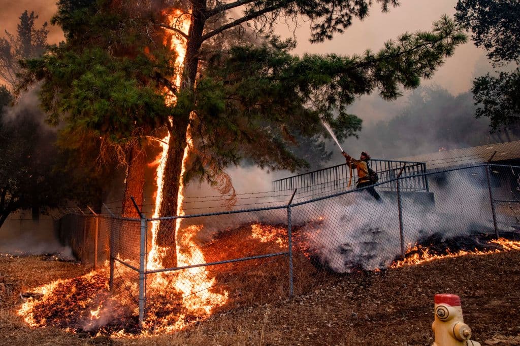 Trabajadores y bomberos de Cal Fire batallan para proteger la planta de tratamiento de agua de St. Helena del incendio Glass en Napa Valley, California, el 27 de septiembre de 2020. El Glass Fire ha causado evacuaciones obligatorias de miles de residentes del condado de Sonoma.