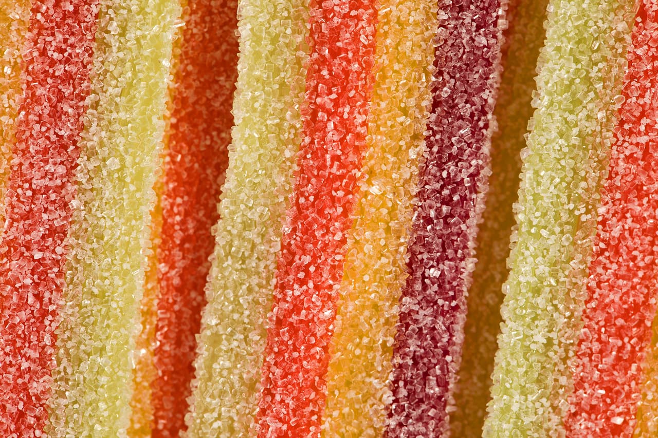 Dice el estudio que los alimentos ultra procesados "contienen a menudo cantidades más elevadas de lípidos, lípidos saturados, azúcares y sales añadidas, así como una densidad más débil en fibras y vitaminas" y, en las últimas décadas, 
<b>su consumo se ha incrementado dramaticamente en muchos países</b>.