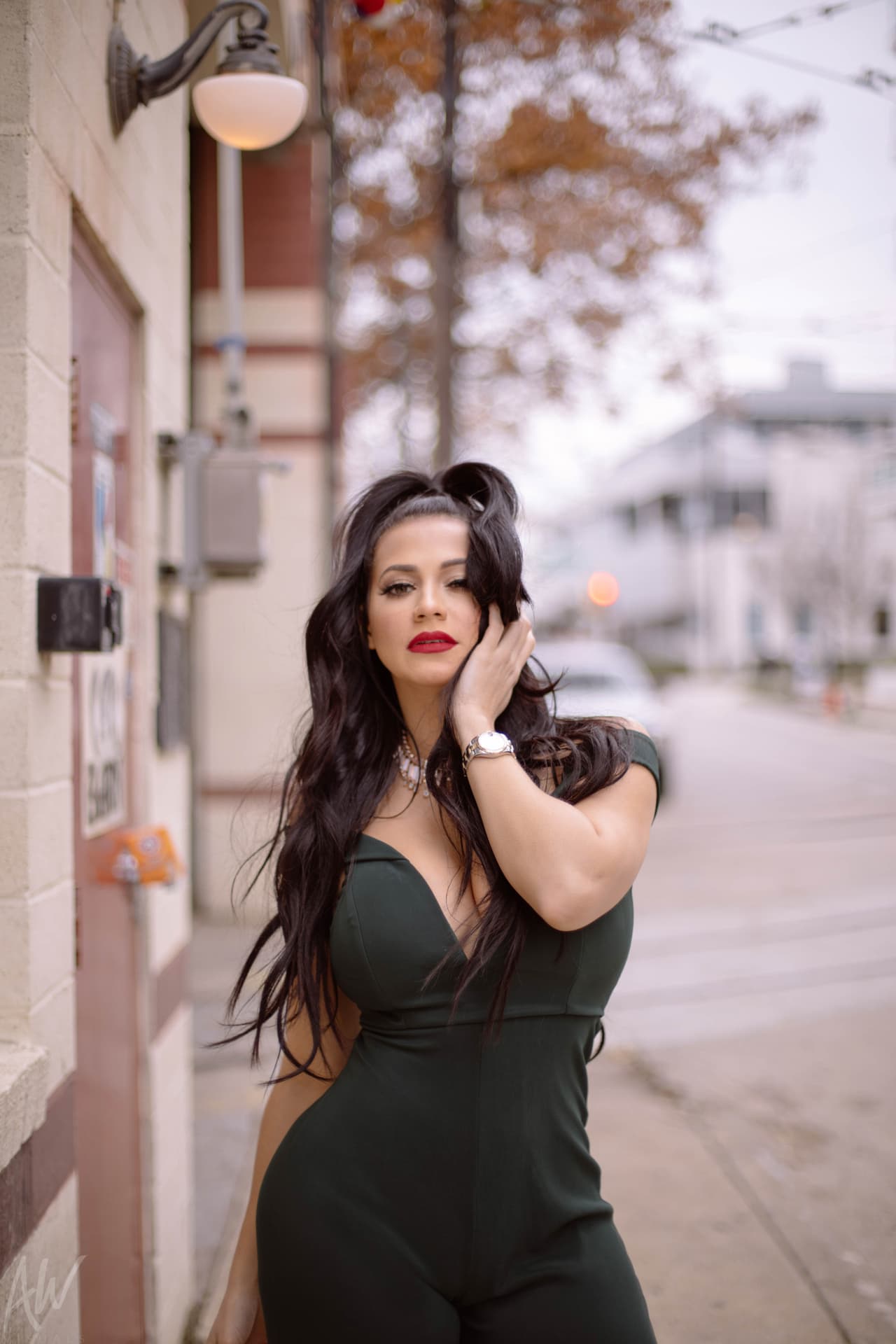 Al preguntarle acerca del peor regalo navideño que ha recibido, ella dijo que en una ocasión le regalaron "una billetera de hombre". ¿Será por el bigote con el que tanto la molestan El Pelón y El Feo?