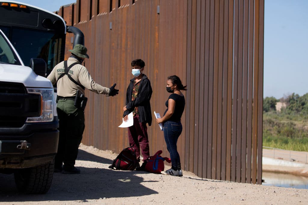 El diplomáticos explicó que “solo a través del sector Yuma pasan 40,000 brasileños que se dirigen hacia Connecticut vistiendo ropa de diseño y bolsos de Gucci”.