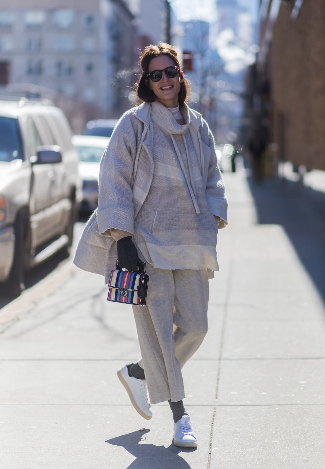 Apostar por trajes en blanco que combinan diferentes capas y llevar los complementos como medias y guantes en tonos oscuros es una muy buena idea.