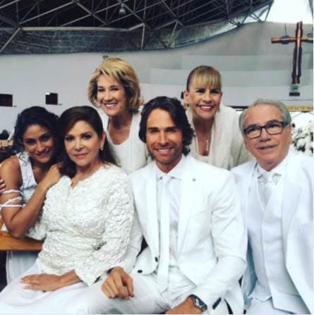 En las últimas escenas todo el elenco estaba reunido para darle el gran adiós a la telenovela. Sachi Tamashiro, Ana Bertha Espín, Olivia Bucio, Sebastián Rulli, Leticia Perdigón y Otto Sirgo formaron una gran familia.