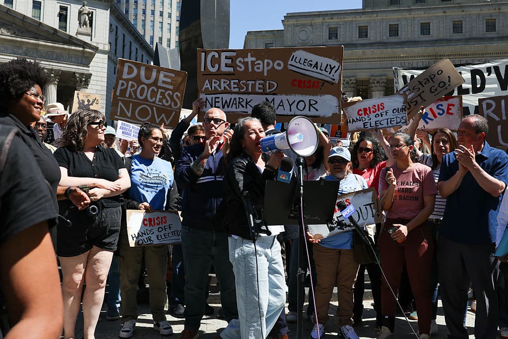 En una entrevista que concedió este sábado a 
<b>la cadena CNN</b>, la 
<b>subsecretaria del DHS, Tricia McLaughlin, </b>aseguró que el incidente que culminó en 
<b>el arresto del alcalde de la ciudad de Newark, Ras Baraka,</b> se encuentra bajo investigación.
<br>
<br>Ante las críticas contra ICE y DHS, la funcionaria agregó que 
<b><a href="https://www.univision.com/local/nueva-york-wxtv/alcalde-newark-asegura-ice-realizo-redada-orden-judicial" target="_blank">el alcalde Baraka está en "juegos políticos"</a></b>.
<br>
<br>¿Qué quiso decir?