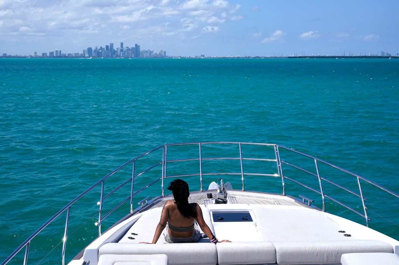 Bankrate definió cuáles son los mejores estados para retirarse en 2022 sobre la base de un análisis de cinco categorías:
<b>el costo de vida, el bienestar, la cultura, el clima y la criminalidad.</b>
<br>
<br>Para hacer su lista, Bankrate puso un peso específico sobre cada una de estas variables, lo que determina el puesto final de cada estado: el costo de vida representa 40% de la evaluación total; el bienestar, 20%; la cultura y diversidad, 15%; el clima, 15%; el crimen, 10%.
<br>
<br>Si se consideran todas juntas, el mejor estado para el retiro es
<b>Florida,</b> seguido de
<b>Georgia, Michigan, Ohio y Missouri.</b> Pero cuando se desglosa y se toma en cuenta solo el costo de vida, el liderazgo de Florida —pese a su buen clima— cede hasta el puesto 18 y la cuenta de los 7 mejores estados para retirarse por ser más económicos queda como sigue.