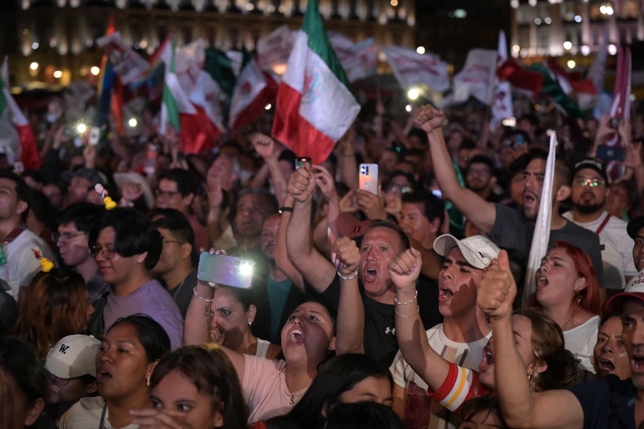 Miles esperaron a pesar de que los resultados irreversibles fueron dados a conocer tarde cuando era domingo en México.