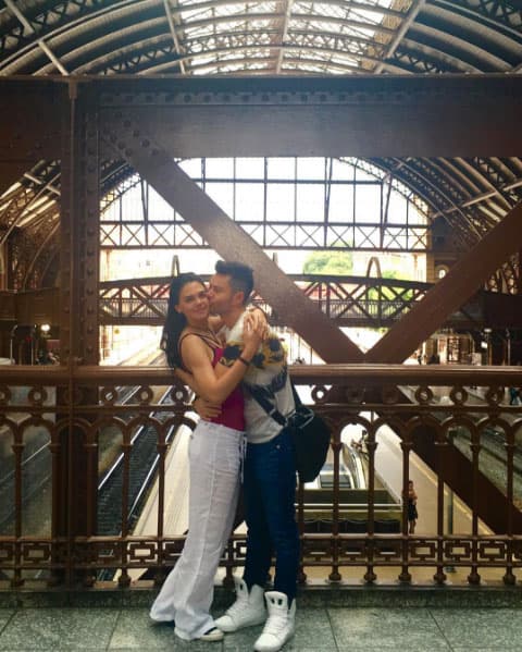 "Escribió un libro en donde habla de que el ser es lo más importante, que la gente necesita tener conciencia de lo que somos y no de lo que tenemos, que la felicidad está dentro de ti y que no necesitamos absolutamente nada fuera para ser felices y estar contentos con lo que somos día a día", contó la actriz a '
<b>People en Español</b>'.