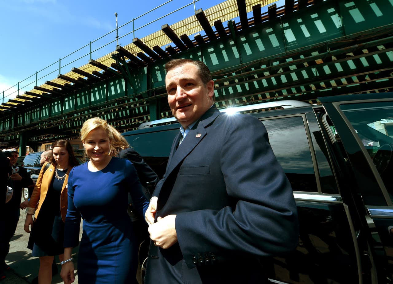 Aunque al precandidato Ted Cruz le gustan los trajes suele llevarlos unas cuantas tallas más grandes.