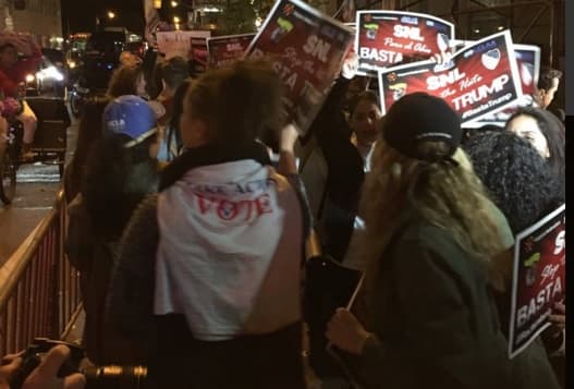 Una gran multitud se concentra en el lugar