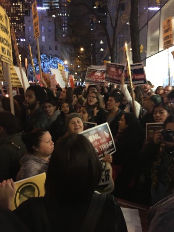 Así luce la protesta que se mantiene en las afueras de la NBC