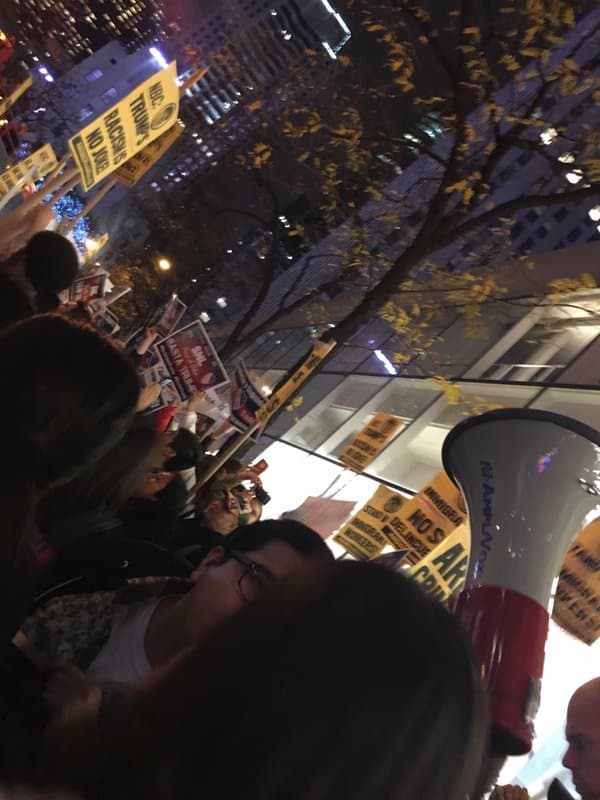 Los manifestantes protestan con consignas a través de megáfonos