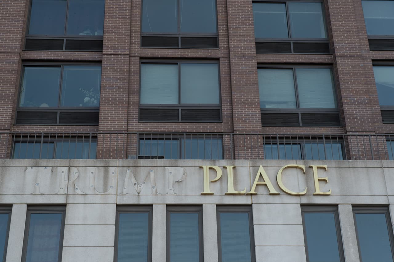 La mayoría de los residentes en estos edificios firmó una petición para desvincular sus residencias del apellido del hoy presidente, a fin de evitar la controversia.