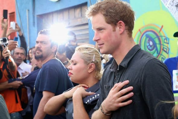 El príncipe Harry compartió momentos emotivos con los moradores de la zona.