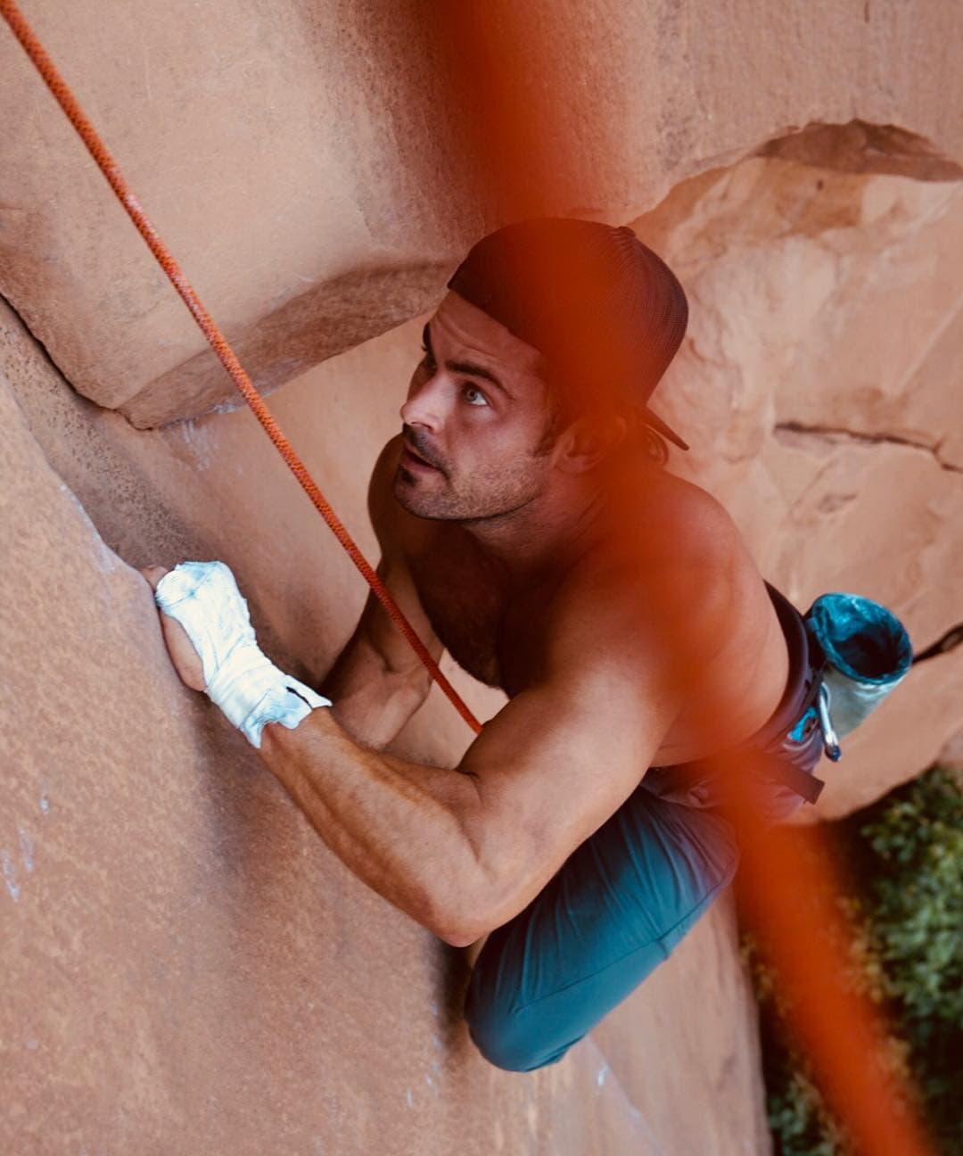 Cyril Tara, el guía turístico local de Efron, habló con el medio y aseguró que la estrella parecía estar bien durante los primeros días de su visita. 
<br>