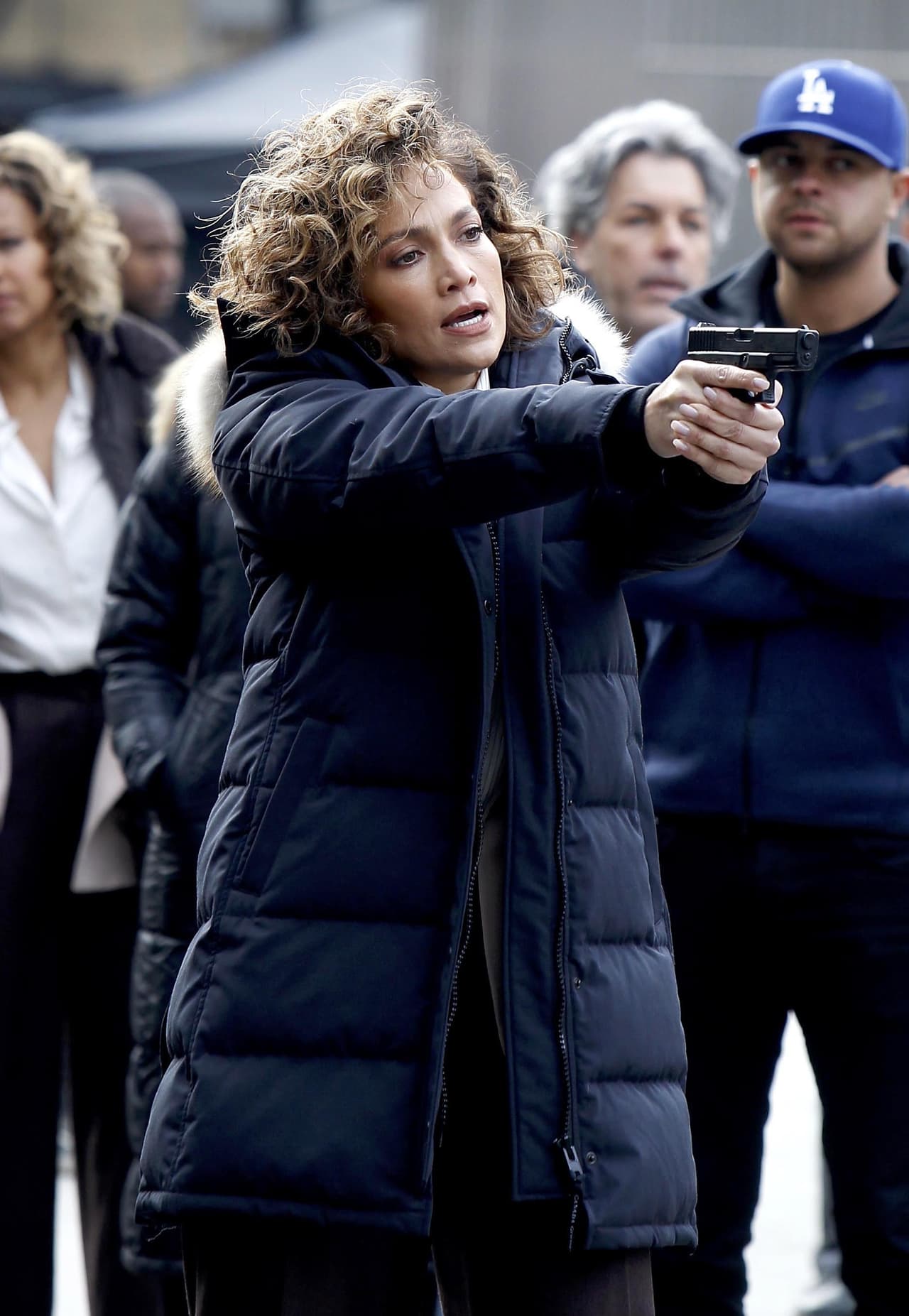 O más tapadita y en actitud de heroína.