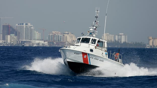 Suspenden búsqueda de hombre que cayó de crucero