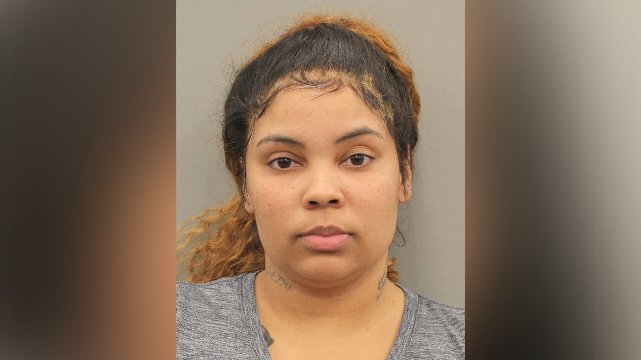 Jasmine Maynes, de 30 años, enfrenta cargos de posesión de una sustancia controlada así como posesión y uso fraudulento de identificaciones.