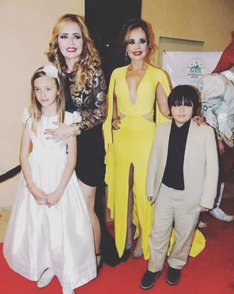 Ademar Nahum, esposo de Daniela Spanic, declaró en 2009 con 
<a href="https://www.quien.com/espectaculos/2009/02/25/dany-y-gaby-spanic-distanciadas-por-dinero" target="_blank">Shanik Berman</a> que las hermanas habían tenido problemas por dinero, luego de que ella no quiso posar junto a Gaby y sus hijos para una revista que les pagaría muy bien por ello. Antes, Gaby Spanic había señalado: "El señor que tiene por esposo, con sus intereses lucrativos, se ha convertido en manzana de la discordia".