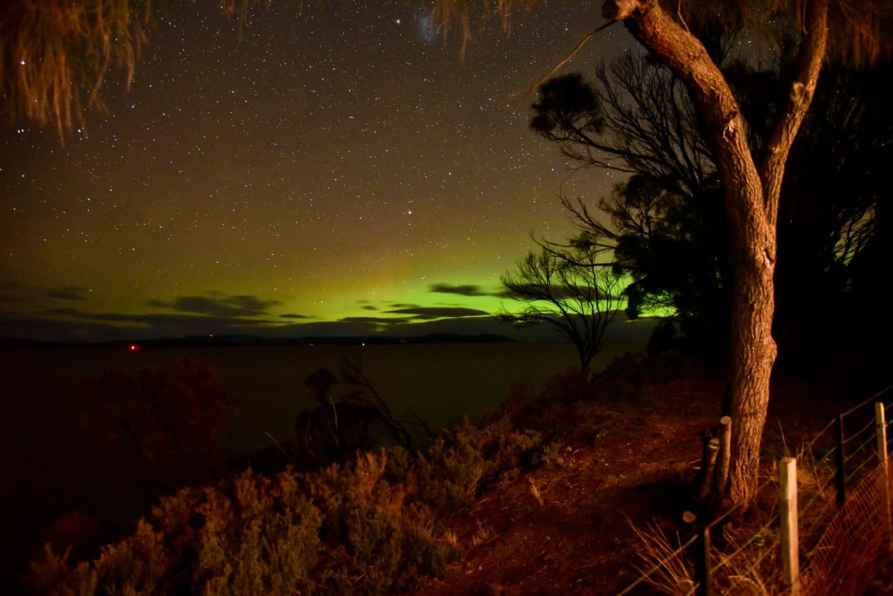<b>Septiembre. Las luces del sur desde Tasmania</b>.
<br>
<br>Este fenómeno es similar a las auroras boreales pero del otro lado del planeta. Sin embargo, se diferencia porque allí se disfruta del cielo colorido en un clima más cálido, agradable y para algunos, divertido.
<br>
<br>Tasmania, al sur de Australia, es el único lugar del mundo donde se puede ver las auroras todo el año, pero de junio a septiembre tendrá más y mejores oportunidades
<br>